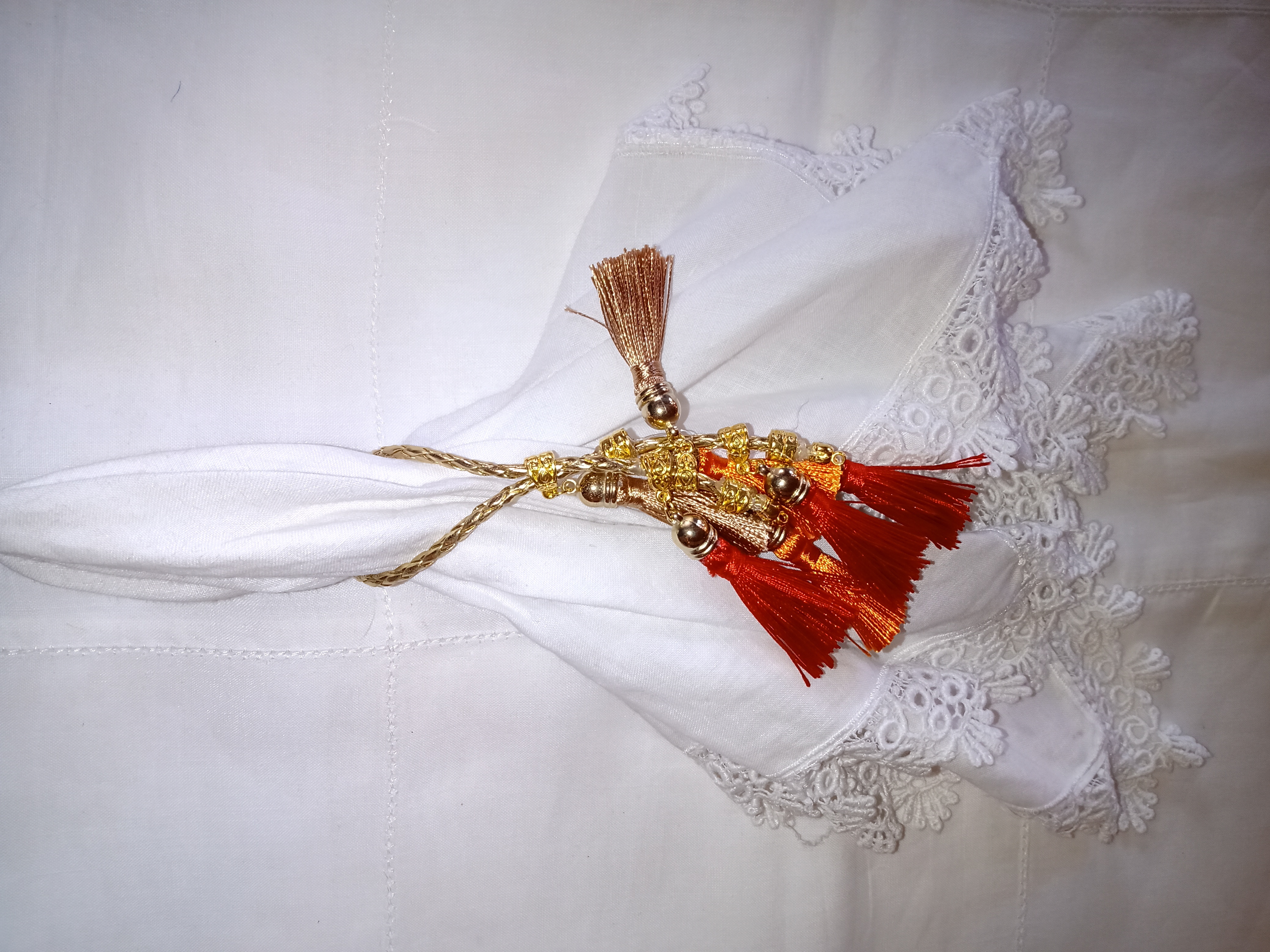 CORDA DOURADA E FRANJAS COLORIDAS